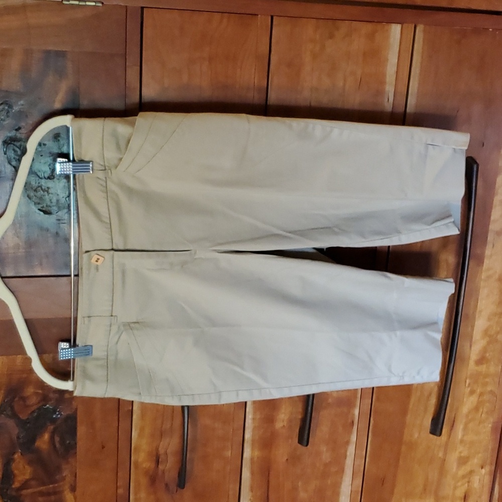 Tribal womens sz 10 Bermuda length shorts, great material, tan